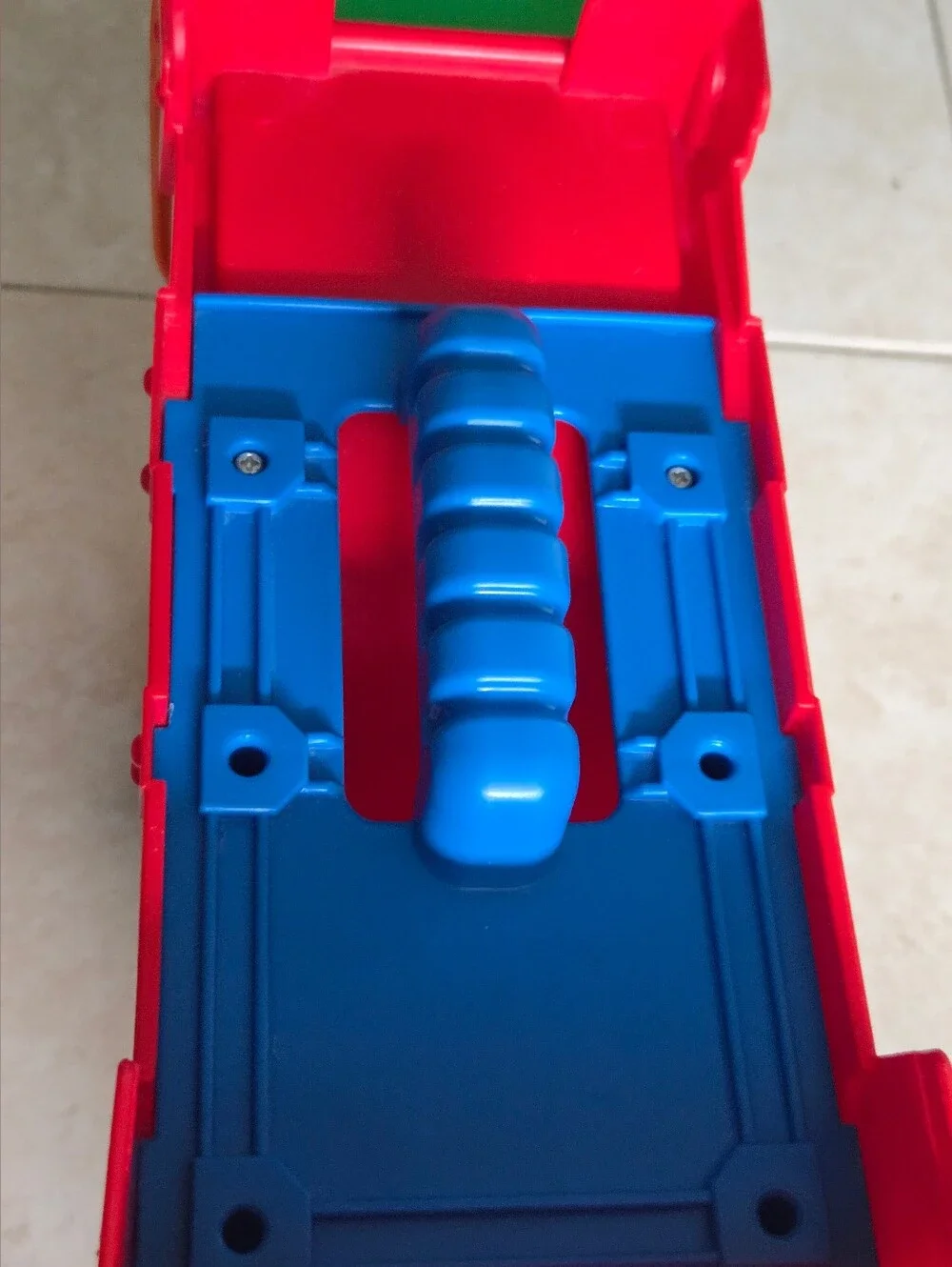2010 Fisher Price Little People Wheelies Rev'n Sounds Race Track with 4 Wheelies